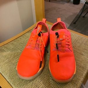 Women’s Clove Classic Nursing Shoes- lightly used.                Size 8